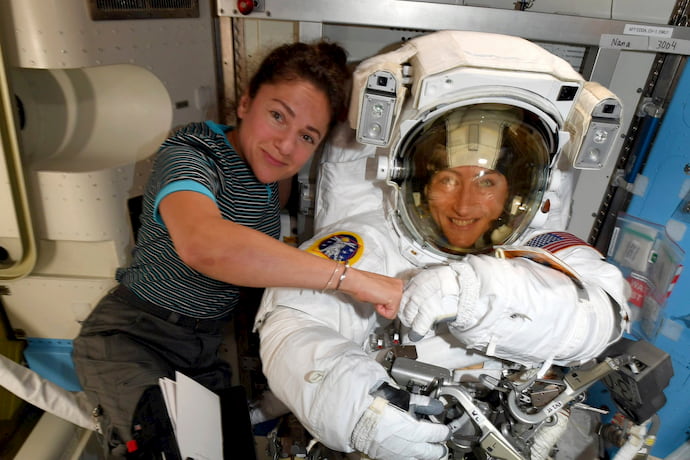 ג'סיקה מאיר (משמאל) וכריסטיאנה קוך בתחנת החלל הבינלאומית. בקרוב השתיים יעשו היסטוריה. קרדיט: נאס