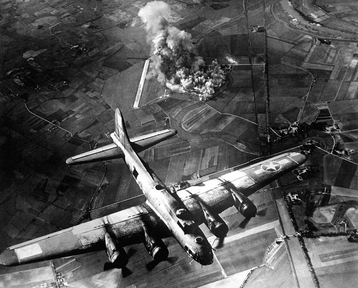 מטוס אמריקני מסוג B-17 מפציץ סמוך למאלברוק שבפולין. מטוסי בעלות הברית נשאו פצצות אוויר כבדות, כמו "הגרנד סלאם" במשקל עשרה טון