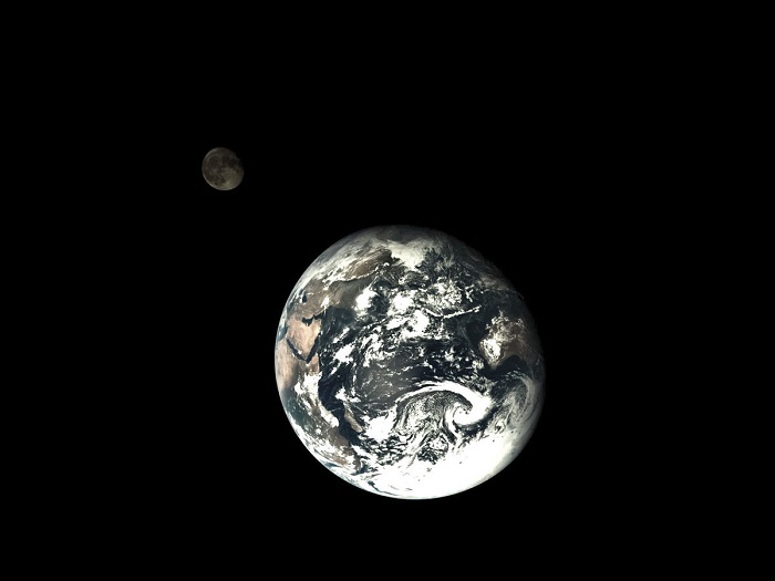 הארץ והירח, כפי שצולמו ב-2014 על ידי משימת הניסוי Chang’e 5-T1