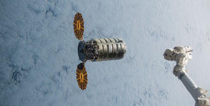 הלוויין סיגנוס מתקרב לתחנת החלל הבינלאומית. קרדיט: NASA