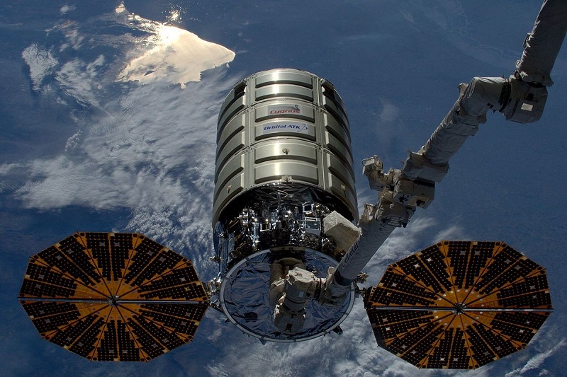 חללית המטען, סייגנוס, מחוברת לתחנת החלל הבינלאומית באמצעות הזרוע הרובוטית | צילום: ESA/NASA/Tim Peake