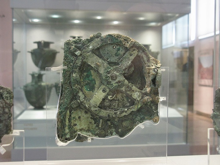 שרידי מנגנון אנטיקיתרה המוצגים במוזיאון אנטיקיתרה | צילום: Tilemahos Efthimiadis