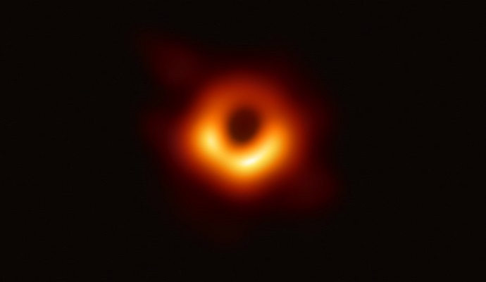  התמונה הראשונה של חור שחור, שפורסמה ב-2019. צילום: ESO ו-EHT