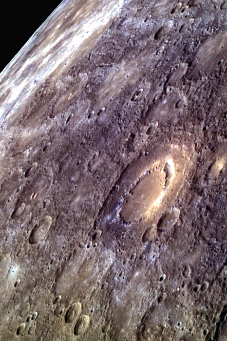 מכתש סקרלטי בכוכב הלכת חמה כפי שצולם על ידי הלוויין MESSENGER | צילום: NASA