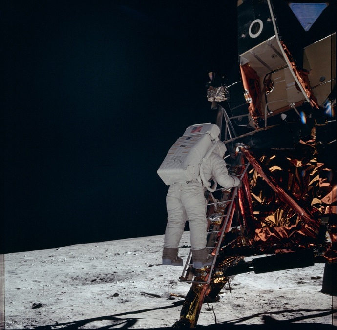 באז אולדרין, עושה כאן את הצעד הראשון שלו על הירח