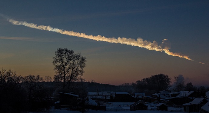 ב-15 בפברואר 2013 התפוצץ אסטרואיד בקוטר של כ-20 מטרים מעל העיר צ'ליאבניסק שברוסיה. קרדיט: Alex Alishevskikh