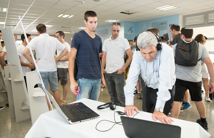 מנהל סוכנות החלל הישראלית במשרד המדע, אבי בלסברגר, בוחן את את ממצאי אחד הפרויקטים