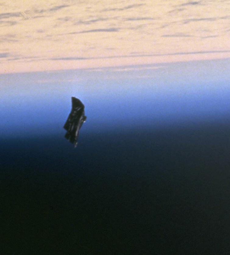 שמיכה תרמית של אסטרונאוט שנשארה להקיף את כדור הארץ – כפי שצולמה מחלון מעבורת החלל אנדוור ב-1998. קרדיט: נאס