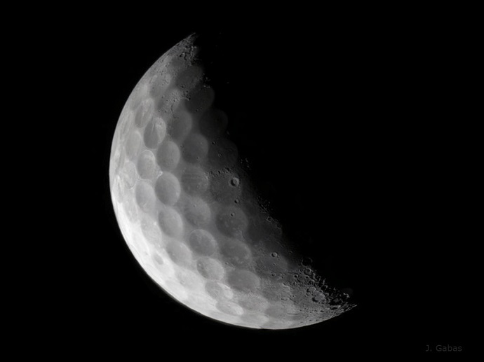 הירח ככדור גולף. עיבוד תמונה: J.Gabás Esteban
