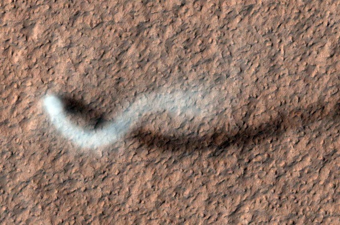 עלעול חול שמזדחל על אדמת מאדים. קרדיט: NASA/JPL-Caltech/University of Arizona