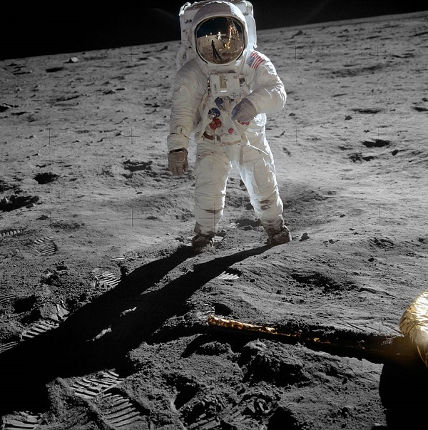 אולדרין מתנדנד על הירח, וייתכן שלא בגלל כוח המשיכה החלש | צילום: ניל ארמסטרונג