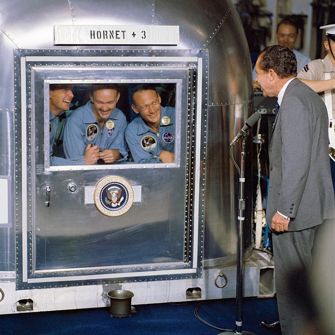 הנשיא ניקסון מבקר את צוות אפולו 11 במתקן הבידוד על סיפון ספינת החילוץ הורנט. מימין: אולדרין, קולינס וארמסטרונג. קרדיט: NASA