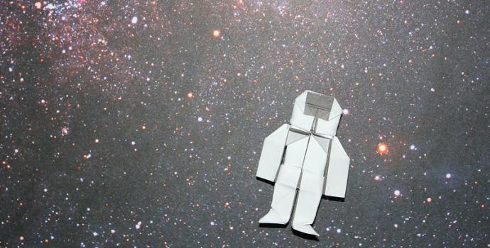כמו אסטרונאוט אבוד בחלל | אוריגמי וצילום: astronomy_blog via flickr