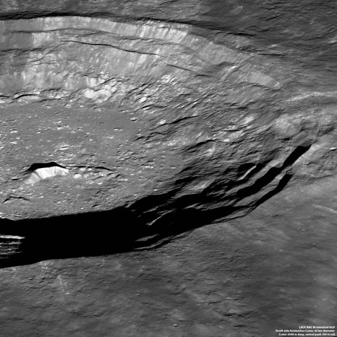 מכתש אריסטרכוס העצום, שרוחבו כמו המרחק מים המלח לים התיכון. צולם מגובה 135 ק"מ. קרדיט: NASA/GSFC/Arizona State University