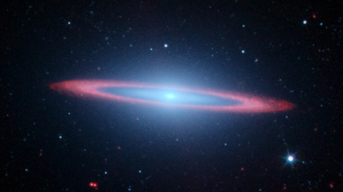 תמונות התת-אדום של שפיצר הוכיחו שגלקסיית הסומבררו היא 2 גלקסיות: דיסקה דקה באדום וגלקסיה אליפטית בכחול | קרדיט: נאס
