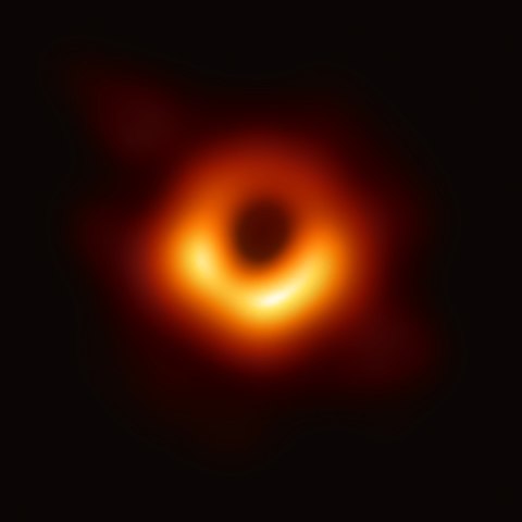 התמונה הראשונה בהיסטוריה של חור שחור: החור השחור העל-מסיבי, במסה של כ-7 מיליארד שמשות, במרכז הגלקסיה M87. קרדיט: Event Horizon Telescope