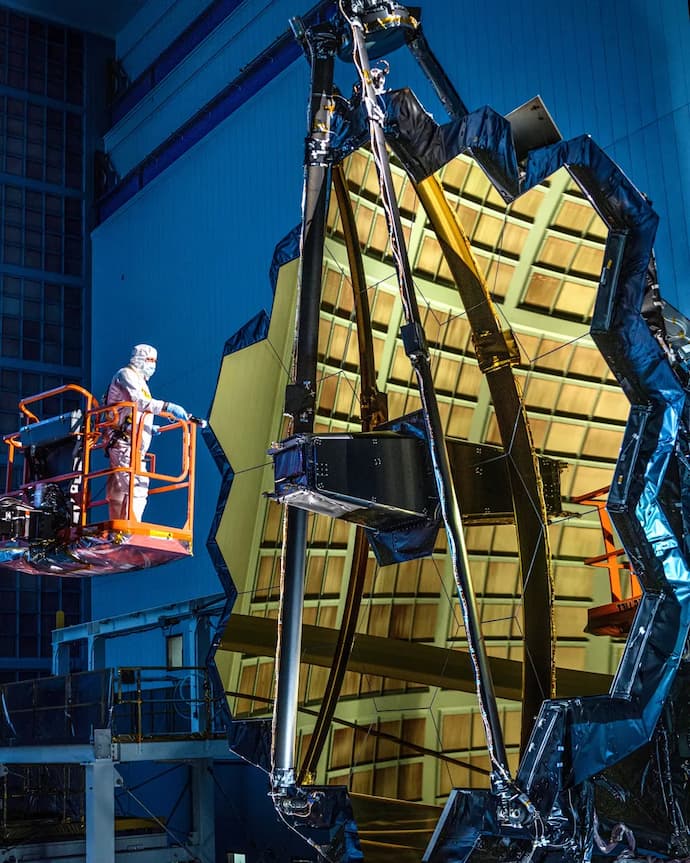 טכנאי בוחן את המראות של טלסקופ החלל ג'יימס ווב. קרדיט: NASA/Chris Gunn