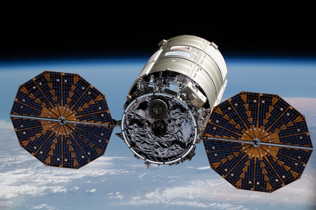 חללית הסיגנוס בדרכה לעגון בתחנה, כפי שצולמה ב-21 בפברואר השנה. צילום: NASA