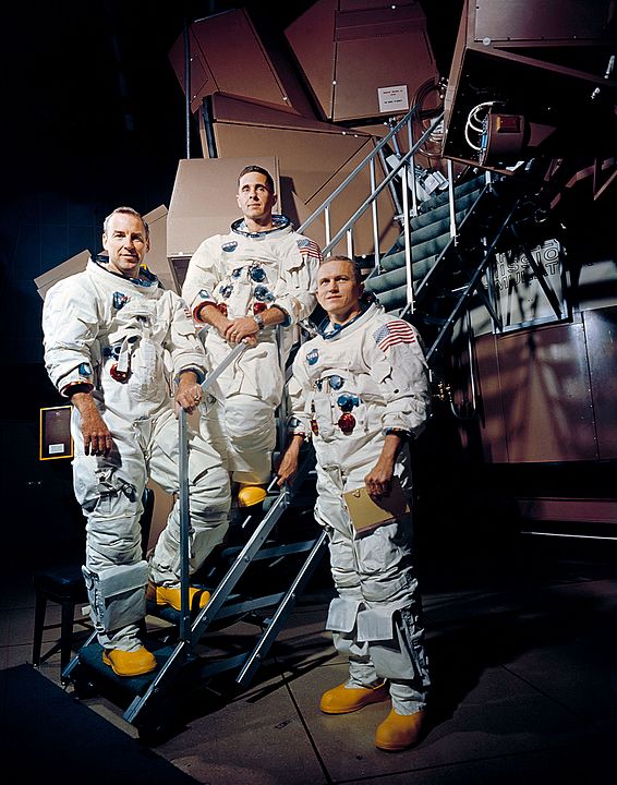 משמאל לימין: לוול, אנדרס ובורמן בסימולטור של מרכז החלל קנדי. קרדיט: נאס