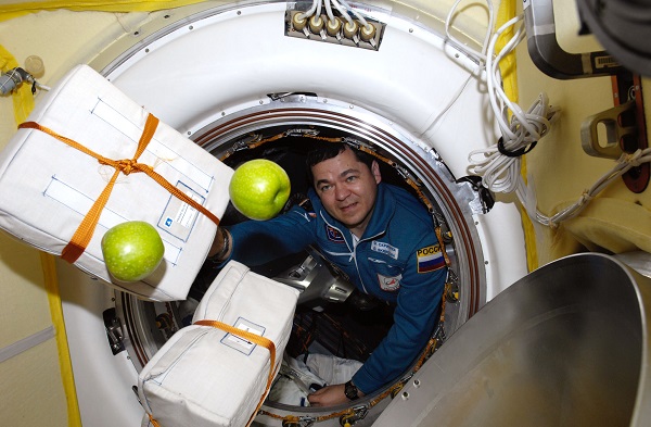 קוסמונאוט רוסי מגיע לתחנת החלל הבין לאומית, ומביא איתו אספקה טרייה של תפוחים! | NASA