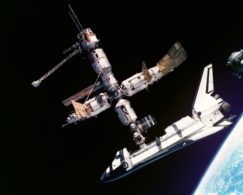 מעבורת החלל האמריקאית אטלנטיס עוגנת ב'מיר', תחנת החלל הרוסית | NASA