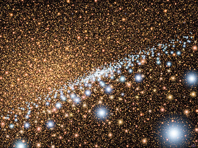 דיסק מסתורי של כוכבים כחולים סביב חור שחור במרכז גלקסיית אנדרומדה. כיצד מדענים יכולים לשער תופעה שכזו? | NASA