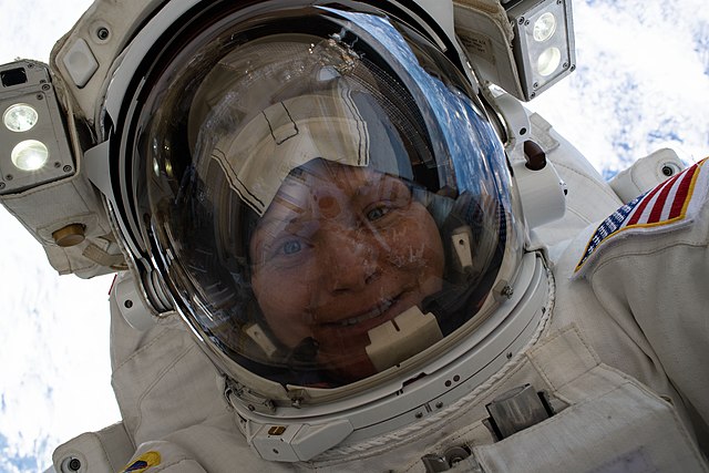 סלפי של אן מקליין במהלך הליכת חלל ב-2019. החקירה מצאה כי מקליין לא פרצה לחשבון הבנק של זוגתה מסיפון תחנת החלל. קרדיט: נאס