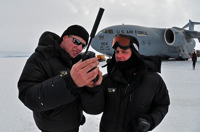 קצינים בחיל האוויר האמריקאי בודקים טלפון סלולרי באנטרקטיקה | צילום אילוסטרציה: U.S. Air Force photo/Staff Sgt. Robert Tingle