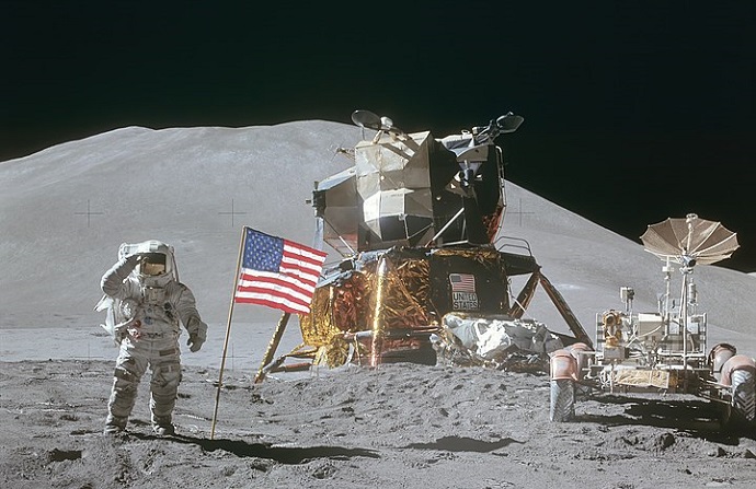 האסטרונאוט ג'יימס אירווין מצדיע לדגל ארה