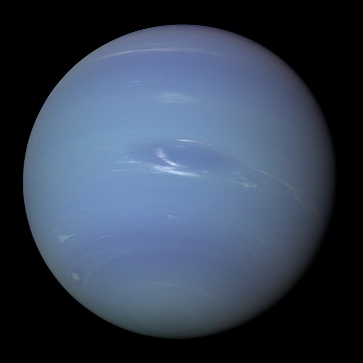 כוכב הלכת נפטון, כפי שצולם על ידי החללית וויאג'ר ב-2 באוגוסט 1989. כדור הארץ אינו "הגולה הכחולה" היחידה בשכונה. קרדיט: NASA