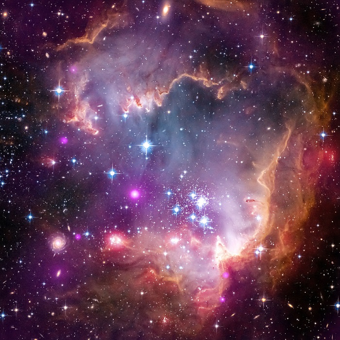 ענן מגלן הקטן המורכב משלוש תמונות: גלי האור הנראה (האבל), רנטגן בסגול (טלסקופ החלל צ'נדרה) ותת-אדום באדום (שפיצר) |קרדיט: נאס