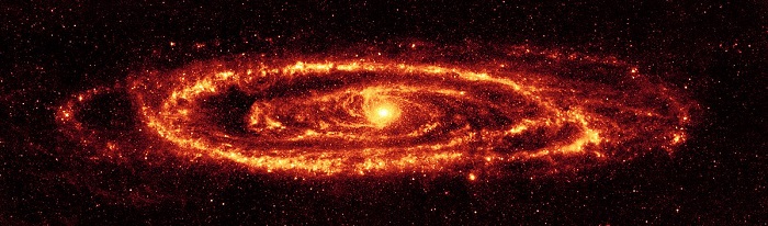 גלקסיית אנדרומדה השכנה. התצלום של שפיצר בטווח התת-אדום, מאפשר להבחין בדיוק חסר תקדים במיקום ובהירות הכוכבים השונים | נאס