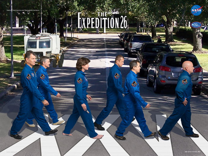 פוסטר אסטרונאוטים לפי עטיפת האלבום אבי-רואוד של הביטלס