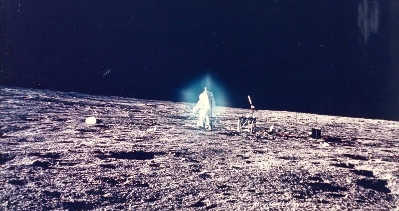 תמונה נדירה של אלן בין ממשימת אפולו 12, חוקר את אוקיינוס הסערות, הים הירחי הגדול ביותר | NASA