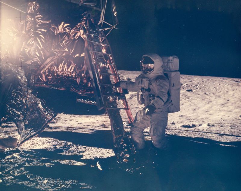 האסטרונאוט אלן בין בצעדיו הראשונים על הירח, משימת אפולו 12, נובמבר 1969 | NASA