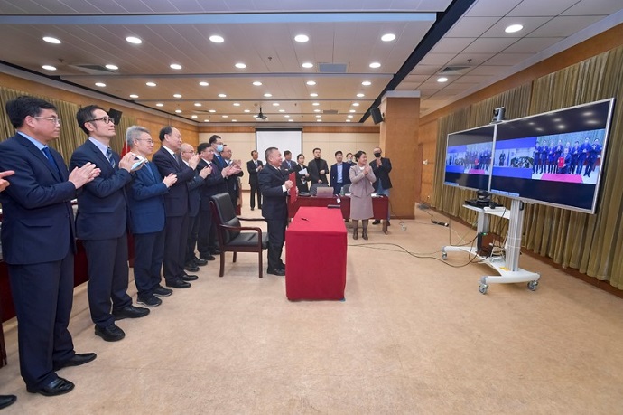 נציגי מינהל החלל הסיני ובשיחת וידאו נציגי רוסקוסמוס בעת חתימת המזכר. קרדיט: CNSA