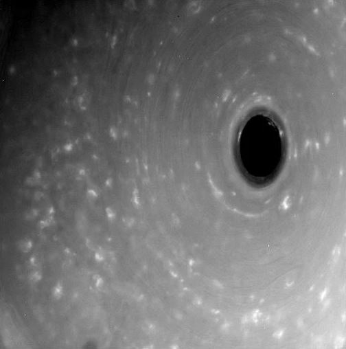 עין הסערה קצת יותר מרחוק | צילום: NASA/JPL-Caltech/Space Science Institute