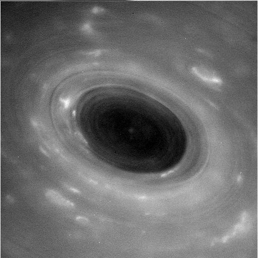 עין הסערה של הסופה במרכז המשושה בקוטב הצפוני של שבתאי, בצילום הקרוב ביותר של קאסיני אי פעם | NASA/JPL-Caltech/Space Science