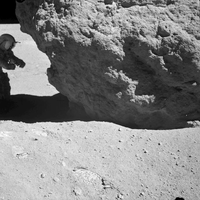 ויש סלעים שפשוט אי אפשר להביא לכדור הארץ. אסטרונאוט אפולו 16 ג'ון יאנג עומד בצל סלע ענק שנקרא "סלע הצל". קרדיט: נאס"א