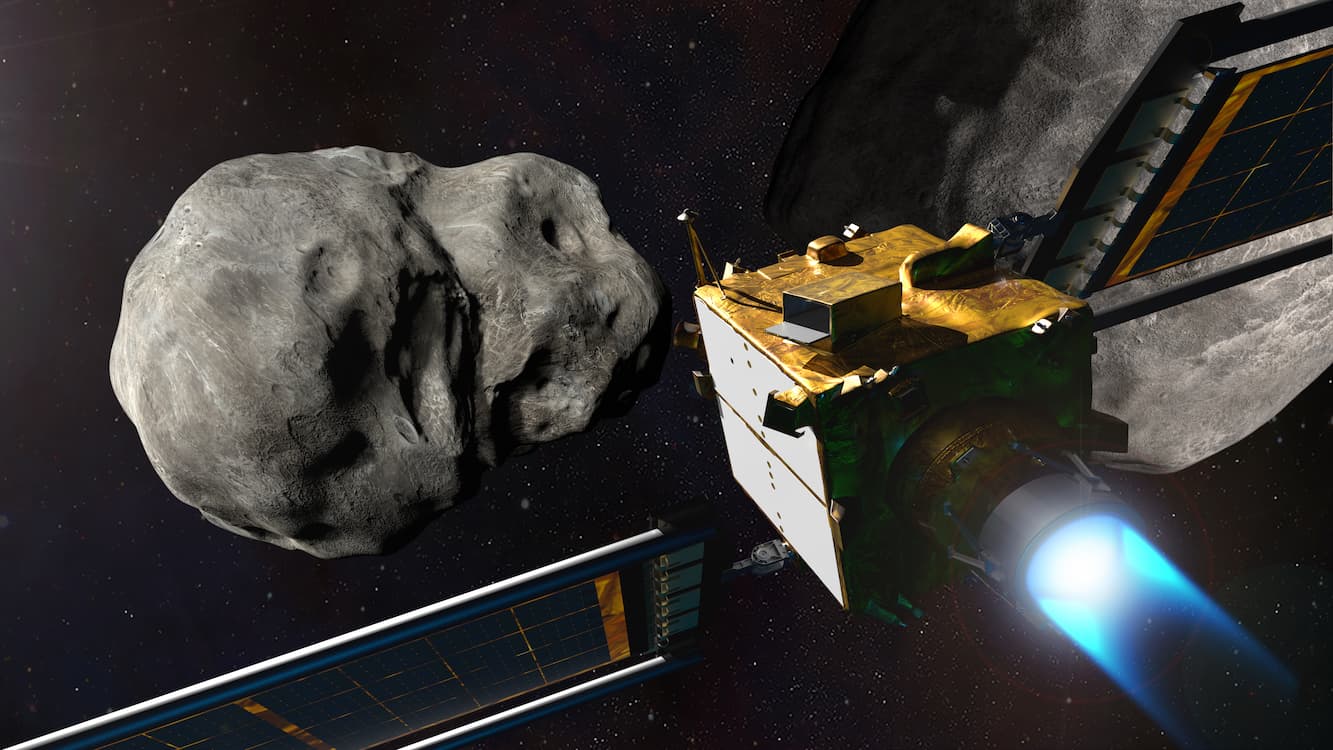 הדמיית אמן הגשושית דארט מתקרבת לאסטרואיד דימורפוס, על רקע האסטרואיד הגדול דידימוס. קרדיט: NASA/Johns Hopkins APL