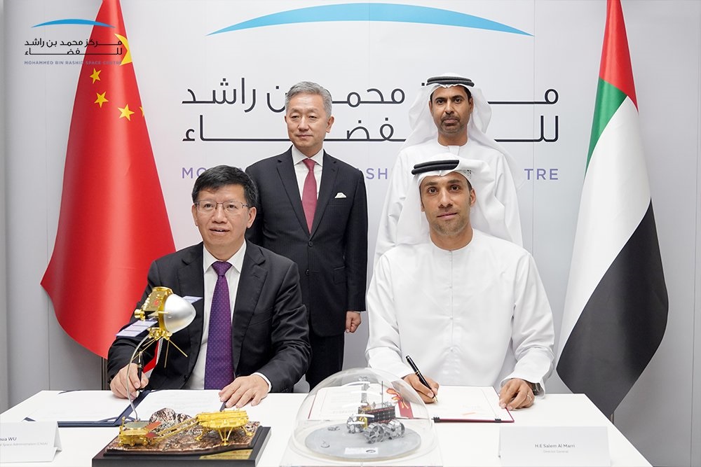נציגי איחוד האמירויות הערביות וסין חותמים על המזכר ההיסטורי בדובאי. קרדיט: MBRSC