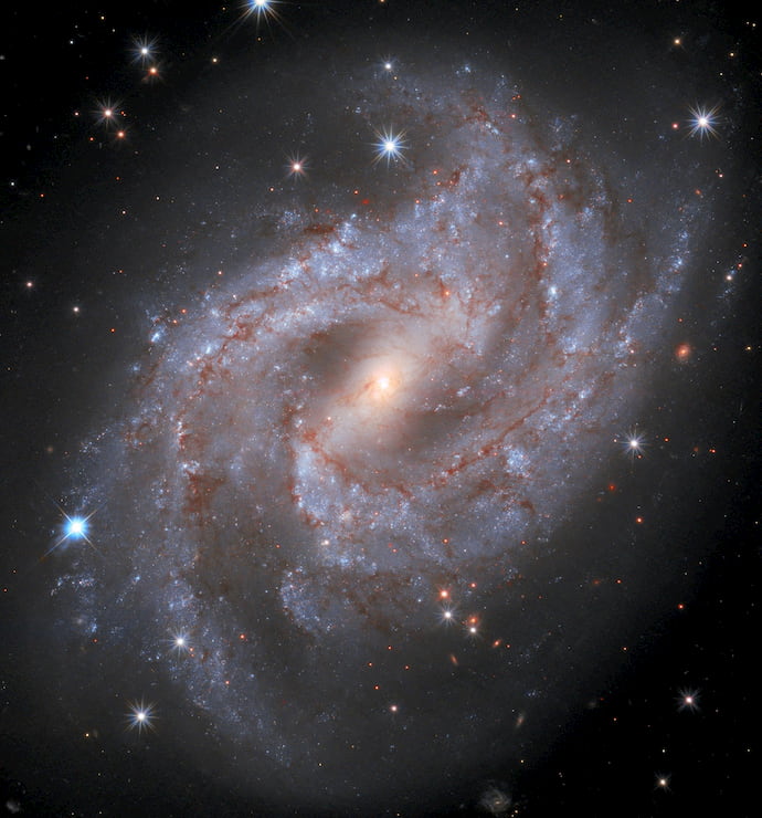 הגלקסיה היפיפייה NGC 2525 כפי שצולמה על ידי האבל – והסופרנובה משמאל