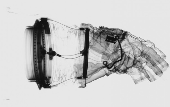 כפפת החליפה של הריסון שמידט ממשימת אפולו 17 לירח | צילום: Mark Avino/Smithsonian Institution
