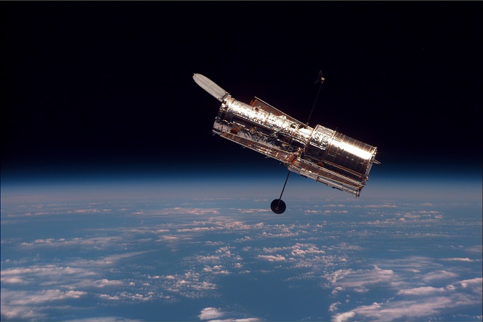 טלסקופ החלל האבל, שנקרא על שם אדווין האבל, כפי שצולם ממעבורת החלל דיסקברי ב-1977. קרדיט: NASA