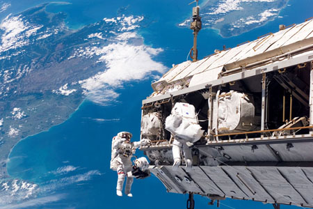 אסטרונאוטים אמריקנים עובדים על בניית תחנת החלל | NASA