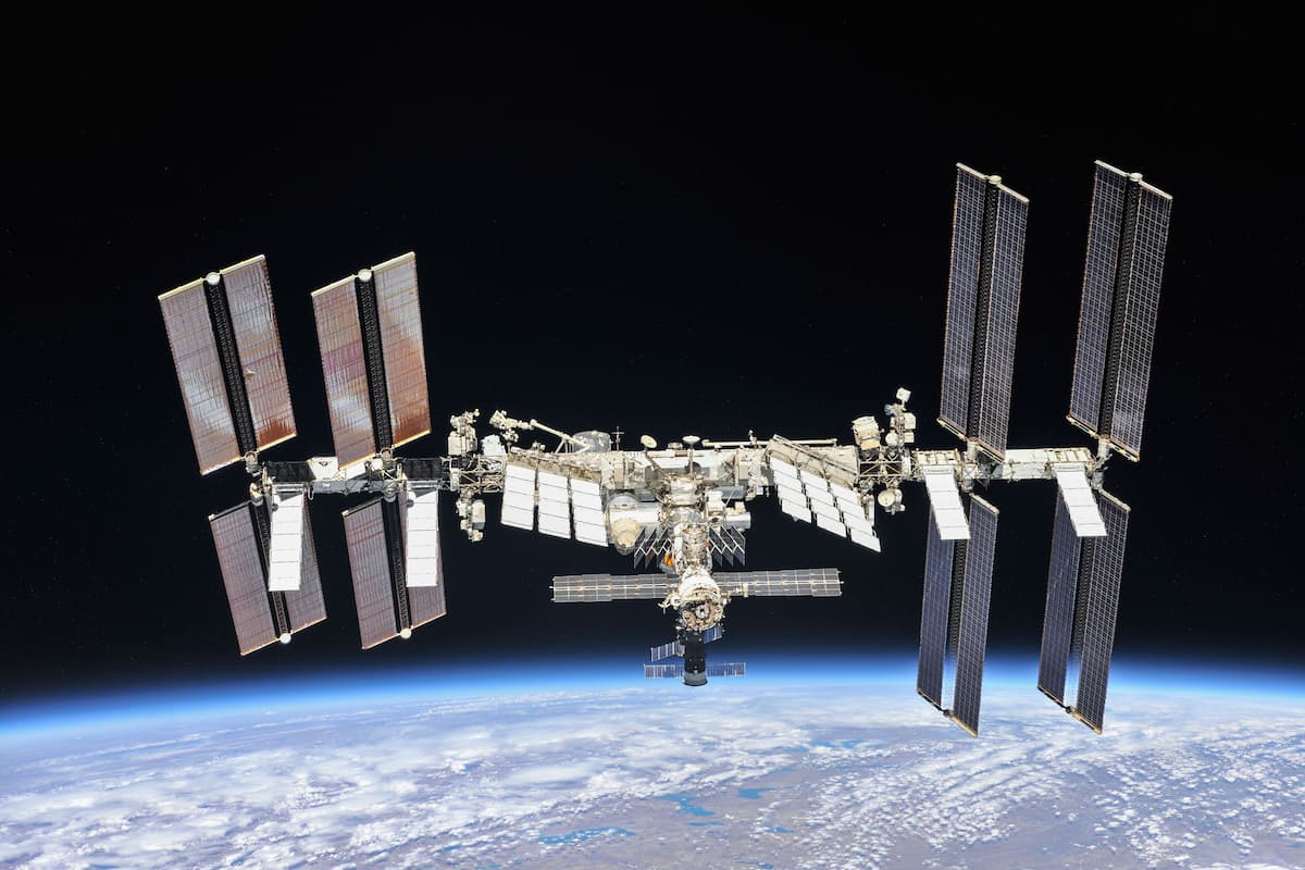תחנת החלל הבינלאומית מתמודדת בשנים האחרונות עם מצבי חירום כתוצאה מפסולת חלל – והניסוי הרוסי צפוי להחריף את הבעיה. קרדיט: נאס"א