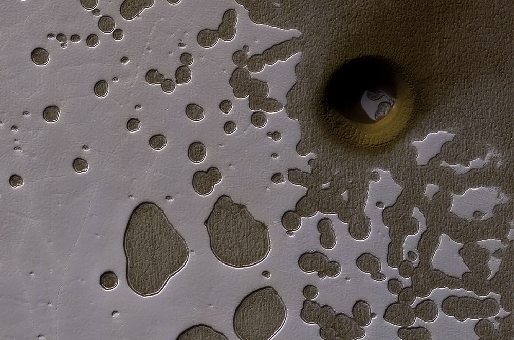 בור עם קרח במאדים. נושא המשקעים הוא אחת התעלומות החשובות הנחקרות בכוכב הלכת | צילום: NASA, MRO, HiRISE, JPL, U. Arizona