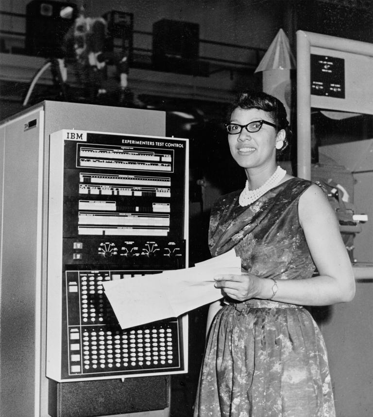מלבה רוי הובילה את קב' המתמטיקאים בניסוי לוויין התקשורת החלוצי בתחילת שנות השישים | NASA