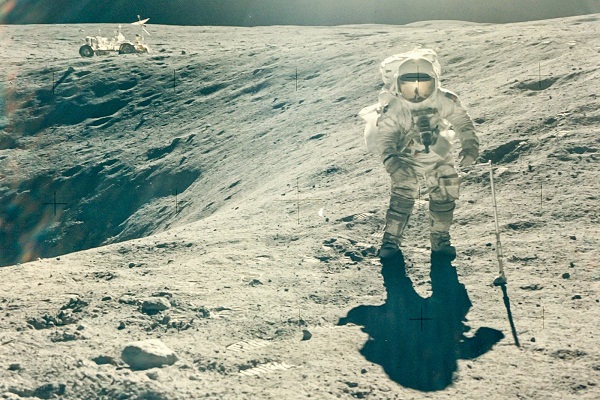עידן שתם כמעט מיד לאחר שהחל: צ'ארלס דיוק במשימת אפולו 16, אחת לפני האחרונה בסדרה | צילום: NASA, John W. Young