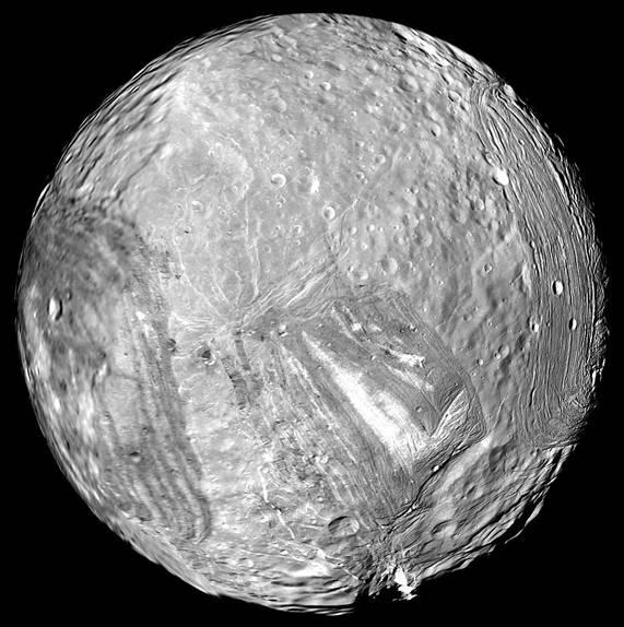 הירח מירנדה, כפי שצולם על ידי וויאג'ר 2 ב-1986. קרדיט: NASA